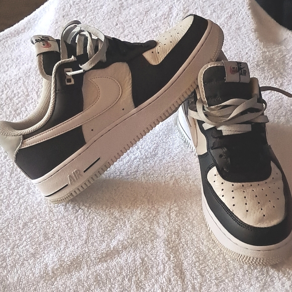 Nike air force 1s. low, 2tone black and cream with white sole. men size 9 - Picture 2 of 3